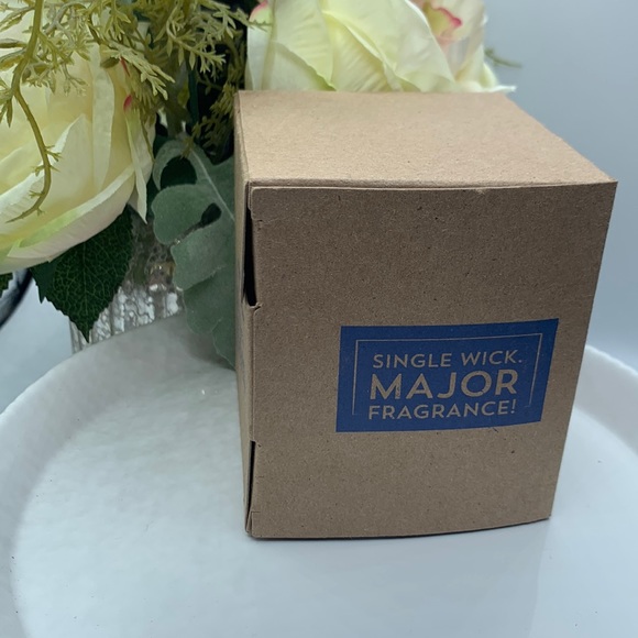 Bath & Body Works Flannel Signature Single Wick Candle - Picture 4 of 4